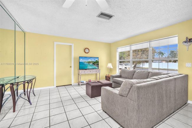 700 Nw 88 Th Ter, House other with 3 bedrooms, 2 bathrooms and null parking in Pembroke Pines FL | Image 7