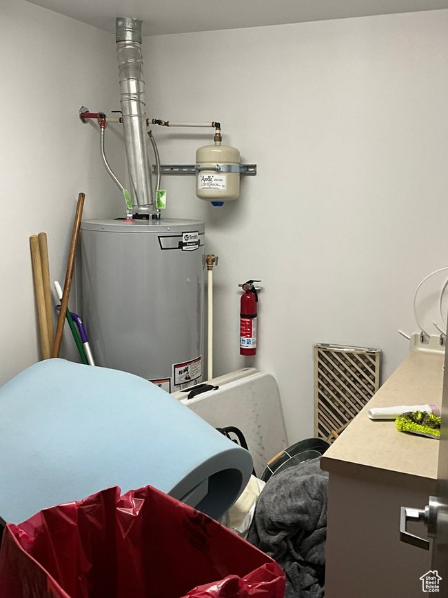 Utility room with gas water heater | Image 24