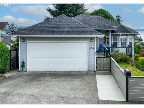 680 Alameda Ave, Astoria, OR, 97103-5945 | Card Image
