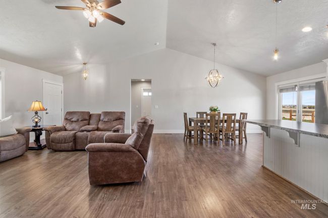 9248 Rolling Hills Ct, House other with 3 bedrooms, 2 bathrooms and 3 parking in Nampa ID | Image 10