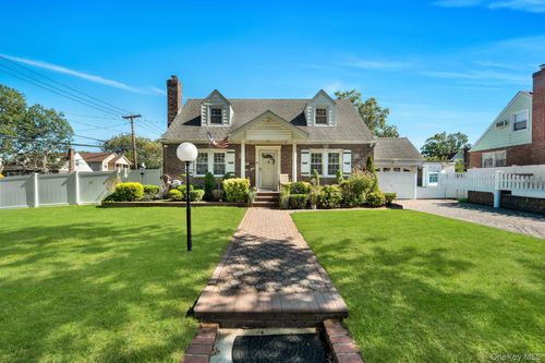 64 Dewitt St, Valley Stream, NY, 11580-1613 | Card Image