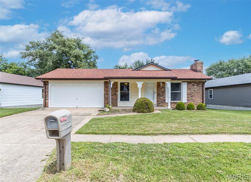 2472 Pheasant Run Dr, Maryland Heights, MO, 63043-1401 | Card Image