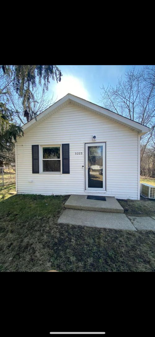 3223 E 35th Pl, Lake Station, IN, 46405-3020 | Card Image