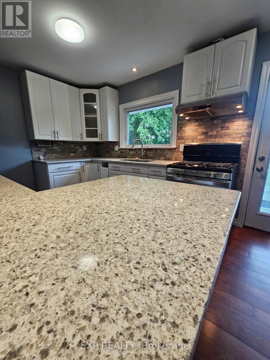 Residential in Kingston (Rideau) 4