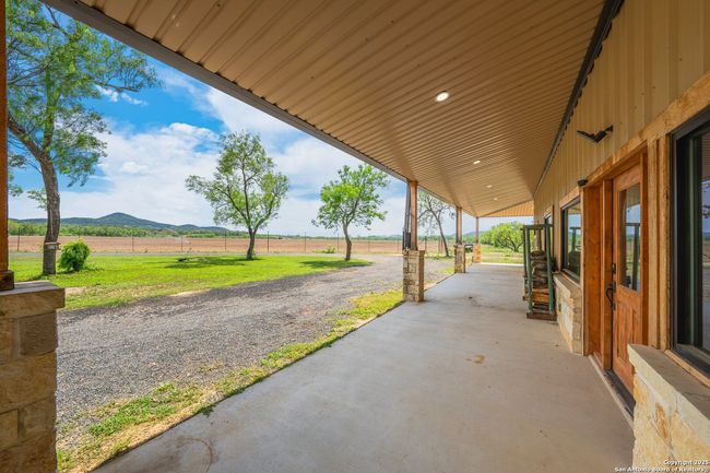 1065 B &Amp; R, Home with 3 bedrooms, 3 bathrooms and null parking in Utopia TX | Image 24