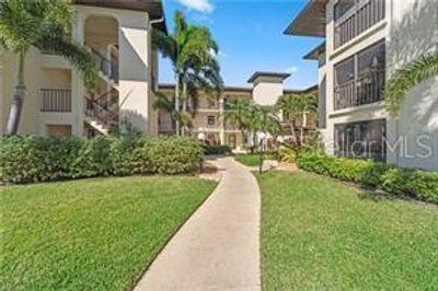 11 - 8474 Charter Club Circle, Condo with 2 bedrooms, 2 bathrooms and null parking in Fort Myers FL | Image 2