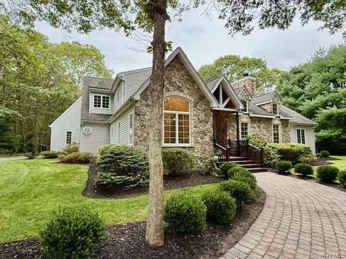 4 Pia Ct, Holtsville, NY, 11742-2400 | Card Image