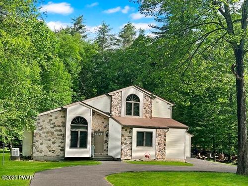 1119 Mink Ct, Bushkill, PA, 18324-8315 | Card Image