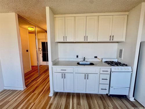 a713-1550 Wilder Ave, Honolulu, HI, 96822-4628 | Card Image