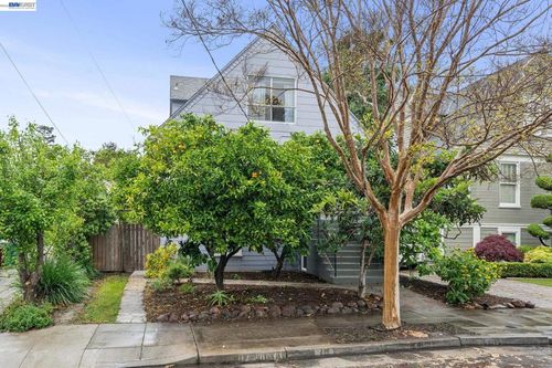 5227 Locksley Ave, Oakland, CA, 94618-1040 | Card Image