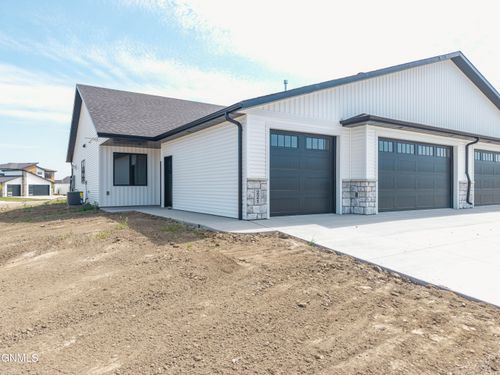 221 Kamrose Dr, Bismarck, ND, 58504-5526 | Card Image