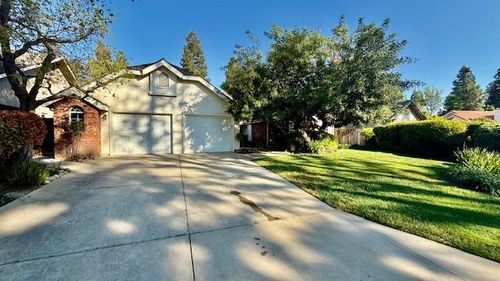 564 E Braddock Dr, Fresno, CA, 93720-1279 | Card Image