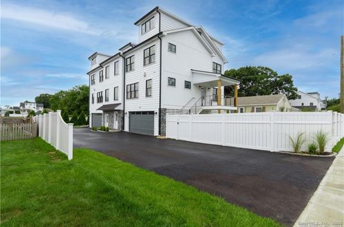 124 Fox St, Fairfield, CT, 06824-6708 | Card Image