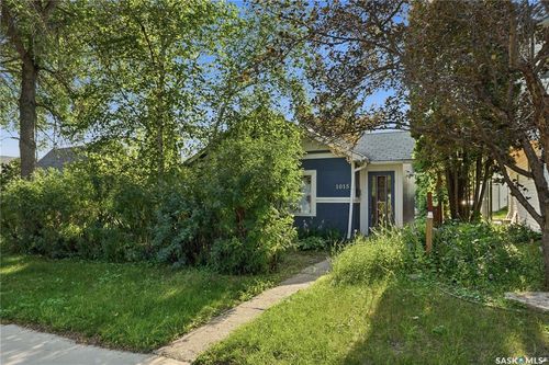 1015 Av J N, House with 2 bedrooms, 1 bathrooms and 2 parking in Saskatoon SK | Card Image