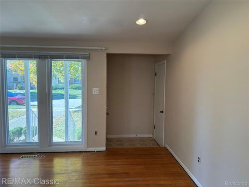 10025 Buckingham Ave, Allen Park, MI, 48101-1207 | Card Image