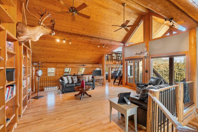 Upper level atrium. | Image 50