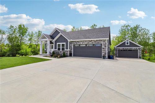 546 Oakwood Ln, Tonganoxie, KS, 66086-7807 | Card Image