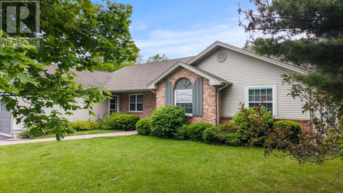 77 Parkside Dr, Charlottetown, PE, C1E1M8 | Card Image