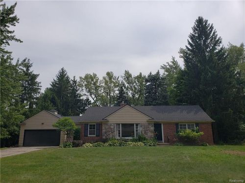805 S Pemberton Rd, Bloomfield Hills, MI, 48302-1444 | Card Image