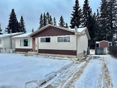 31 Sandy Dr, House detached with 5 bedrooms, 2 bathrooms and 3 parking in Whitecourt AB | Image 2