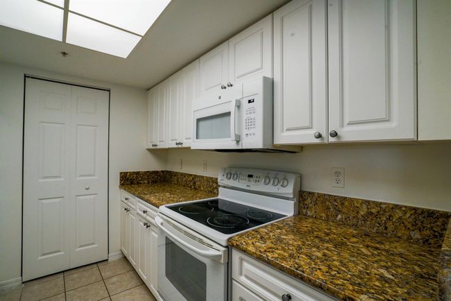 APT-902 - 900 Crestwood Ct S, Condo with 3 bedrooms, 2 bathrooms and null parking in Royal Palm Beach FL | Image 5