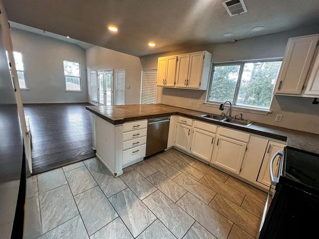 239 Cove View Dr, House other with 3 bedrooms, 2 bathrooms and 2 parking in Trinity TX | Image 6