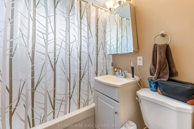 999 Portsmouth Ave, Home with 6 bedrooms, 3 bathrooms and 4 parking in Kingston ON | Image 11