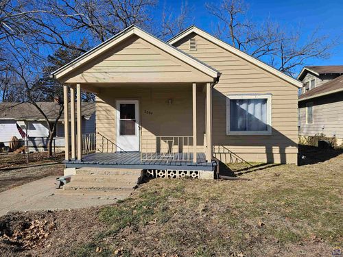 2204 Sw Kensington Ct, Topeka, KS, 66606-1726 | Card Image