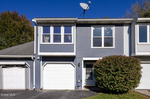 32 Carriage Rd, Clifton Park, NY, 12065-7504 | Card Image