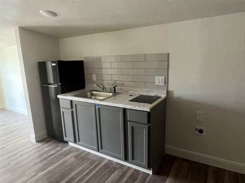 6-201 Eastwood St, Houston, TX, 77011-3012 | Card Image