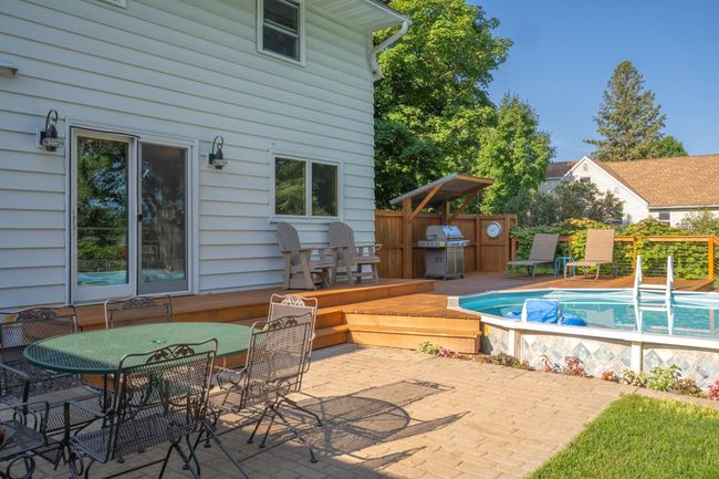 Ready for a BBQ with the included natural gas grill | Image 36