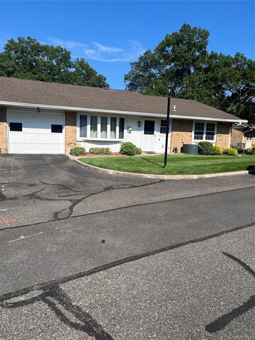 a-318 Woodbridge Dr, Ridge, NY, 11961-8208 | Card Image