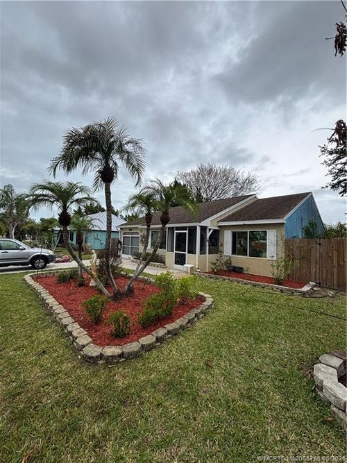 1509 Se Belcrest St, Port St Lucie, FL, 34952-7833 | Card Image