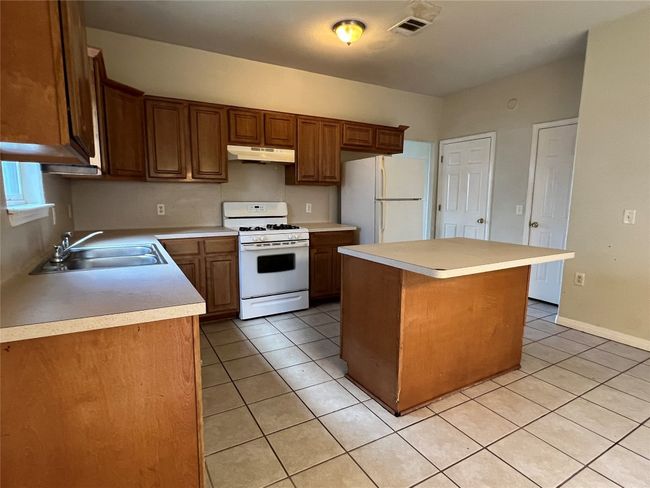 B - 7511 Lazy Creek Dr, Home with 3 bedrooms, 3 bathrooms and null parking in Austin TX | Image 4