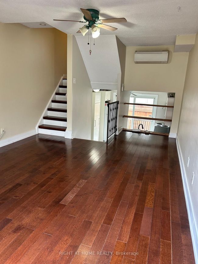 2 - 1666 Queen St E, Condo with 3 bedrooms, 2 bathrooms and 1 parking in Toronto ON | Image 9