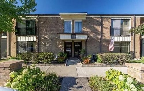 18220 University Park Dr, Livonia, MI, 48152-2626 | Card Image