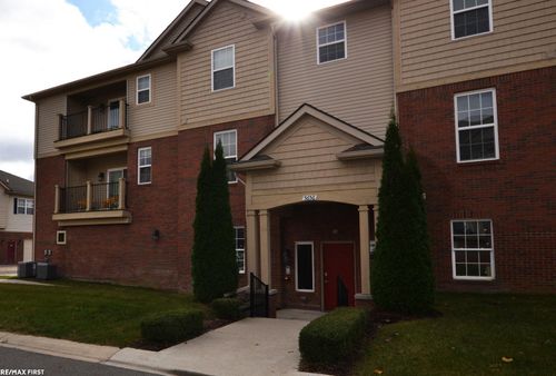 5656 Flagstaff Pines Dr, Shelby Twp, MI, 48317-1286 | Card Image