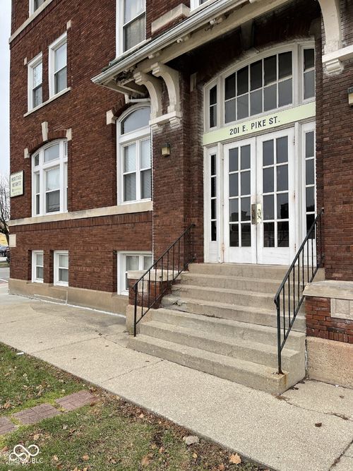 113-201 E Pike St, Crawfordsville, IN, 47933-2501 | Card Image