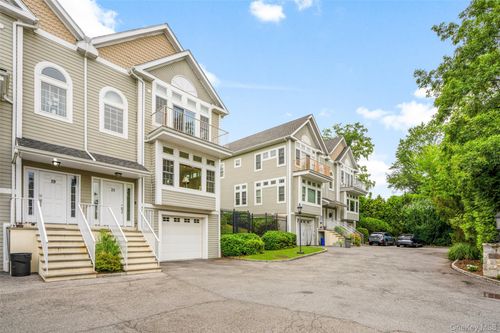 21 Arbor Gln, New Rochelle, NY, 10801-3382 | Card Image