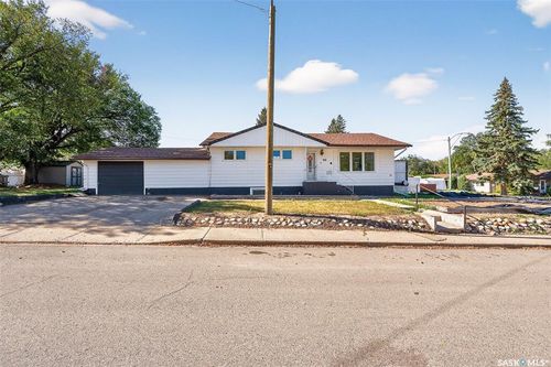 801 Vaughan St, Moose Jaw, SK, S6H5N6 | Card Image