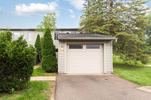718 Watersedge Dr, Ann Arbor, MI, 48105-2517 | Card Image