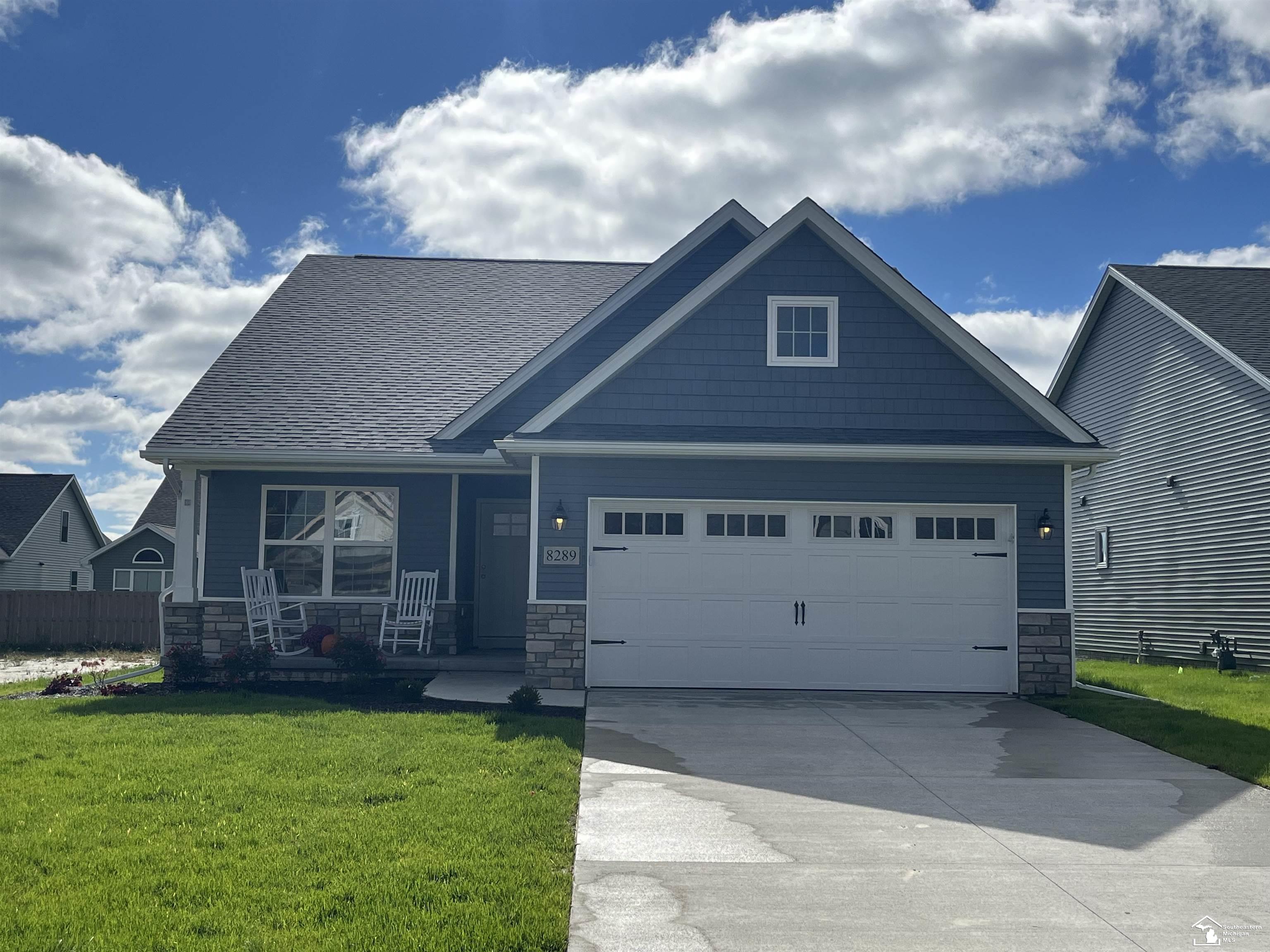 Grande Lake Cir, Temperance, MI 48182