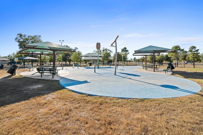 Public Splashpad park right outside the neighborhood. | Image 34