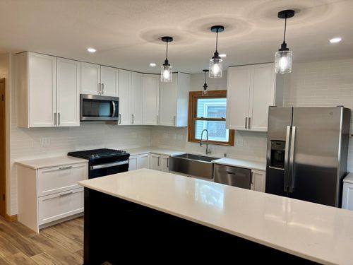 811 Meadowbrook Dr, West Bend, WI, 53090-2307 | Card Image