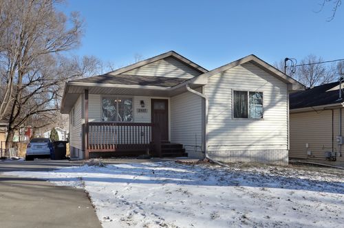 2007 E 40th St, Des Moines, IA, 50317-5617 | Card Image