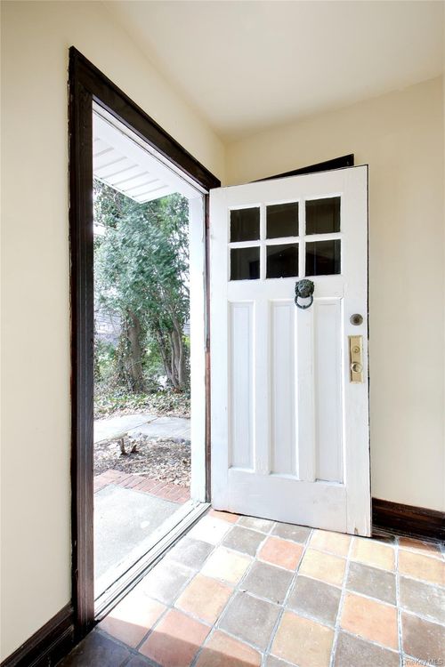 1613 Northern Blvd, Roslyn, NY, 11576-1103 | Card Image