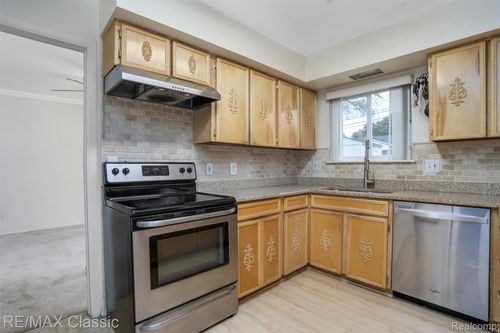 21330 Winchester St, Southfield, MI, 48076-5677 | Card Image