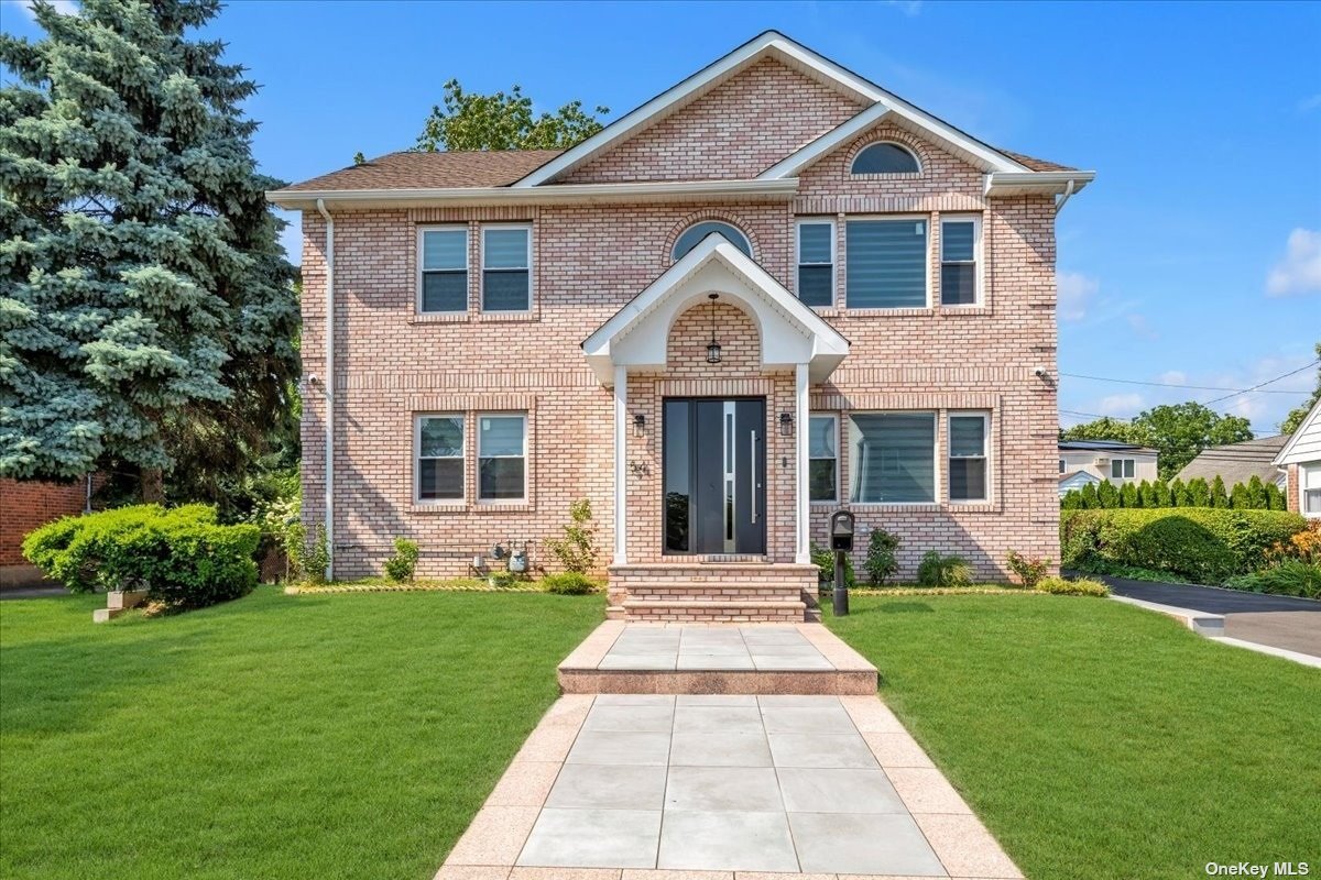 Herbert Dr, New Hyde Park, NY 11040