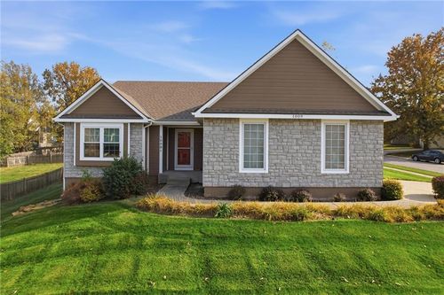 1009 Sw Blazing Star Dr, Lee's Summit, MO, 64081-3796 | Card Image