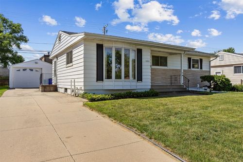 1033 Clifton St Ne, Cedar Rapids, IA, 52402-5718 | Card Image